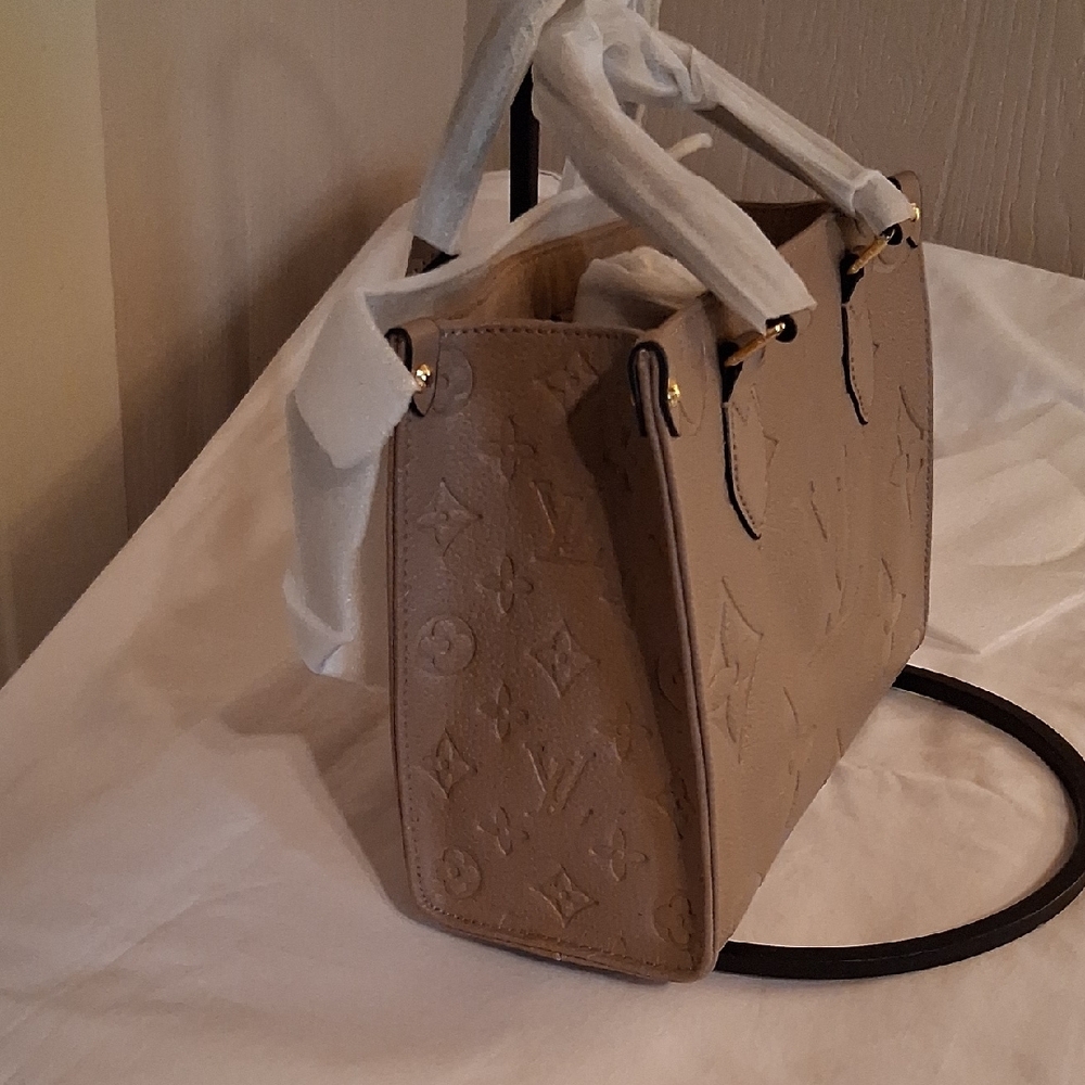 Source Unknown Elegant Tan Handbag With Gold Tone Hardware And Crossbody Strap - Picture 3 of 15